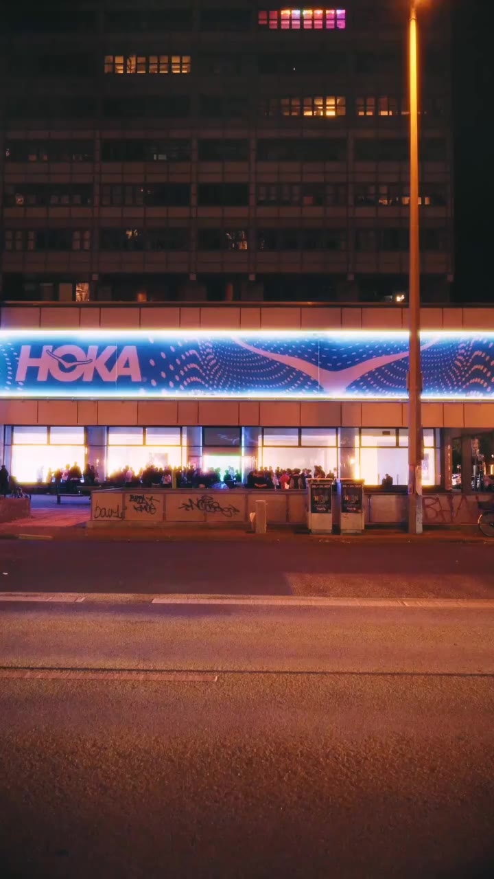 Last night marked the opening of the @hoka_eu Pop-Up Experience Hub in…