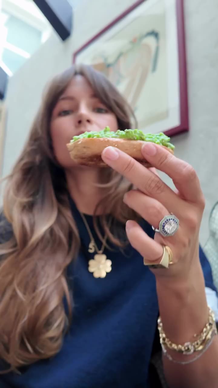 I love peas (& lunch for Levi and I in under 5 minutes) 🫛 cover a mug of…