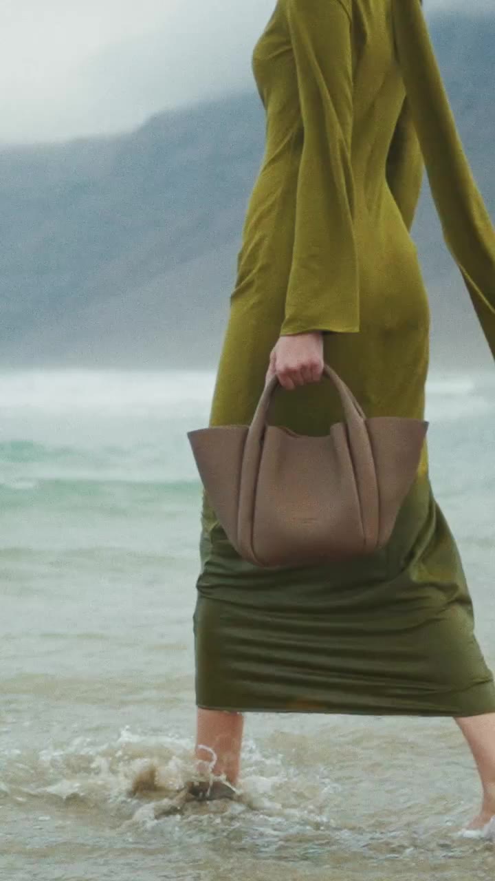 Citrouille, une silhouette tout en mouvement. Des courbes généreuses, un cuir…
