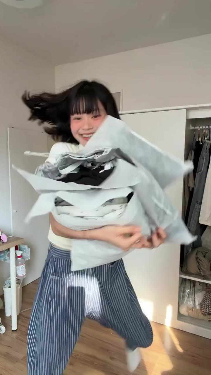 瘋狂網購開箱日記來⋯了⋯⋯⋯ 你這購物慾隨著秋天的腳步也沒打聲招呼就來啦？？？ 話說你們比較喜歡卡點搭配還是這樣一件件介紹啊可以跟我說嗎我好像知道ʕ…