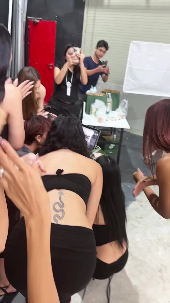 Come check the IT GIRLS behind the scenes 🤣🙈 #cambodia #model #cambodian…