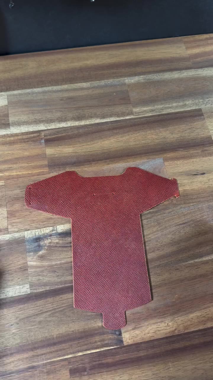 Stitchless wallet #leatherwork #leathercraft #leatherpattern #leatherasmr…