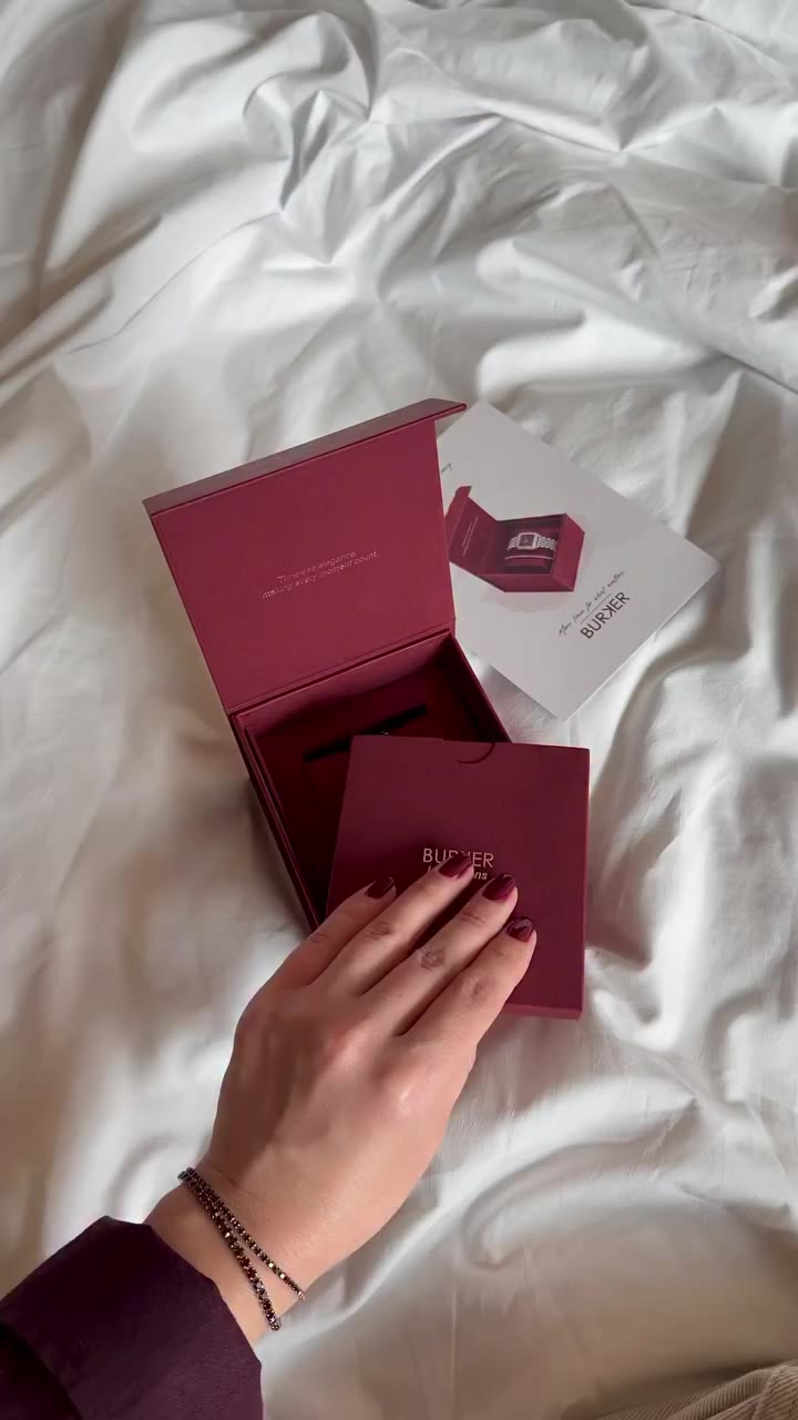 Autumn looks better in Burgundy.✨