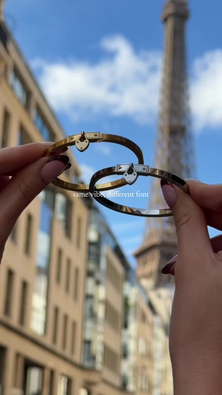 Silver girlie 🤝Gold girlie Two girls, two jewellery styles, one iconic trip…