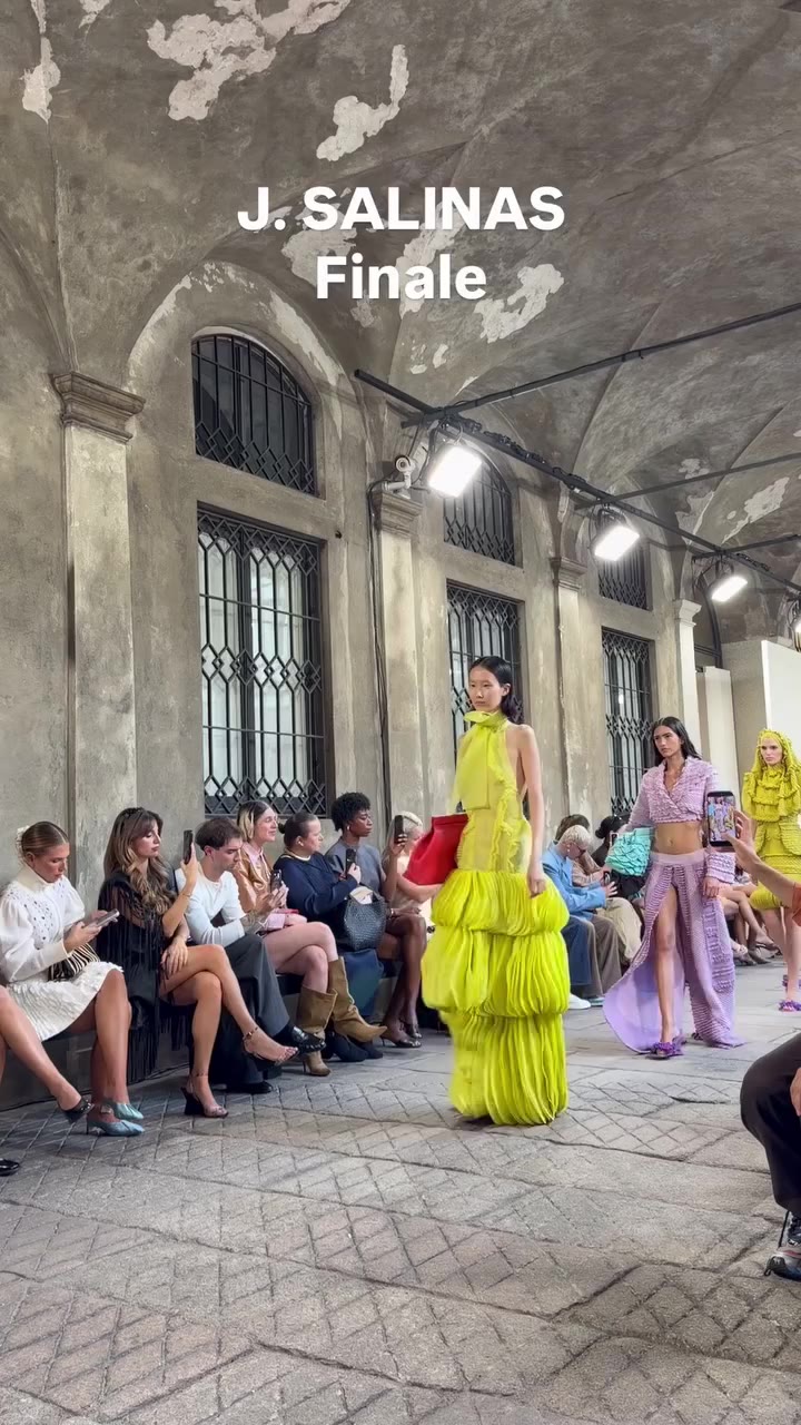 @jsalinas.pe FINALE AT MFW 💚🩷🤎🩵🤍 . . . #happeningnow #fashionshow #mfw