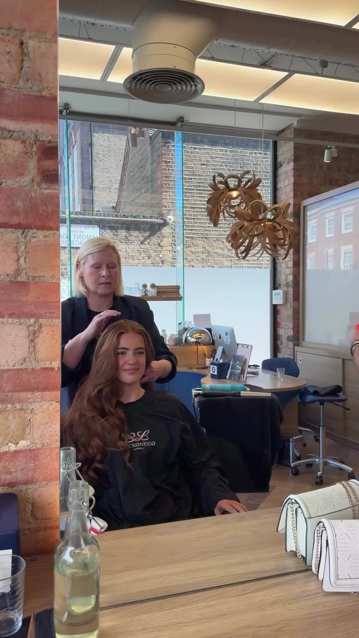 This isn’t in slow mo - @mariakovacs is just SO good that the hair just does…