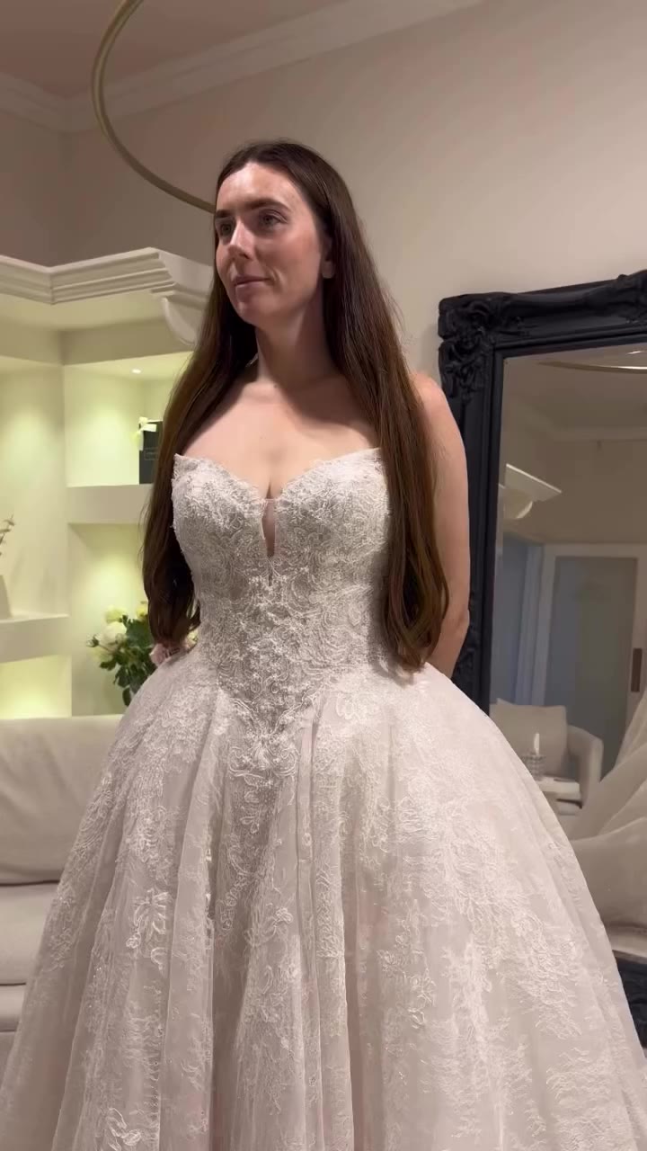 Halter neck or no halter neck? 👀🤍 We’re putting Esmira by @penlivbridal to…