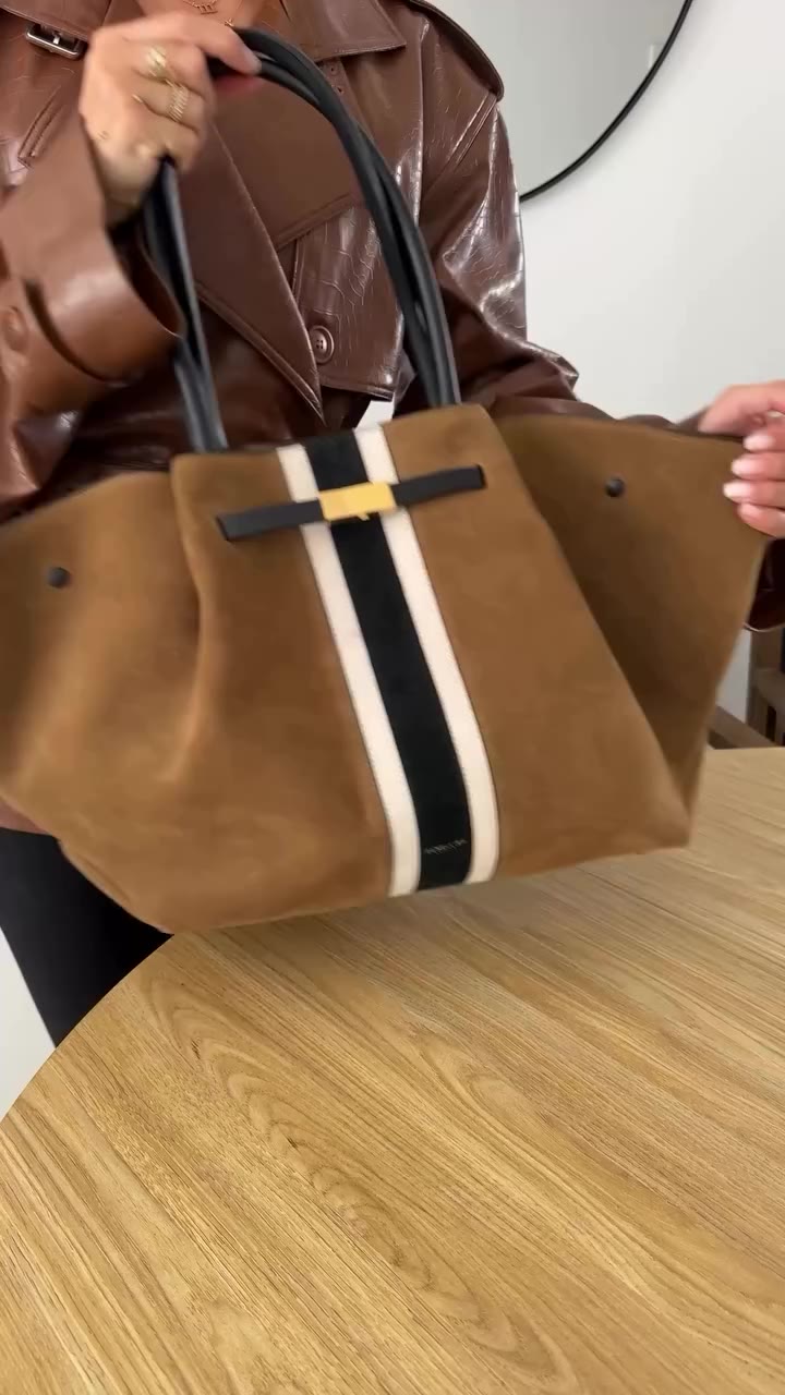 What’s in my bag edition #bag #fallbag #demellier #whatsinmybag