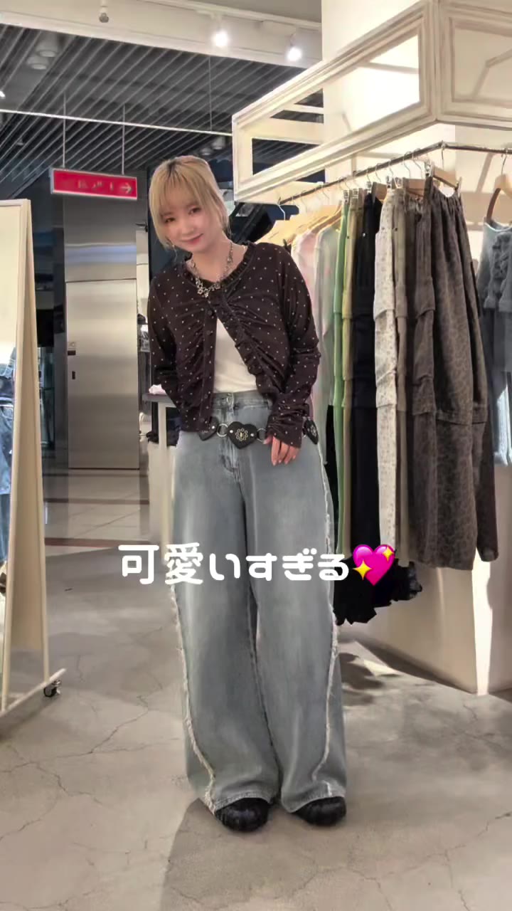 秋のカジュアルコーデ🍂♡ ドットのトップスベロア素材でフリルが可愛いっ🫶🏻 甘めの方はミニやキャミワンピと合わせても🙆🏼‍♀️✨…