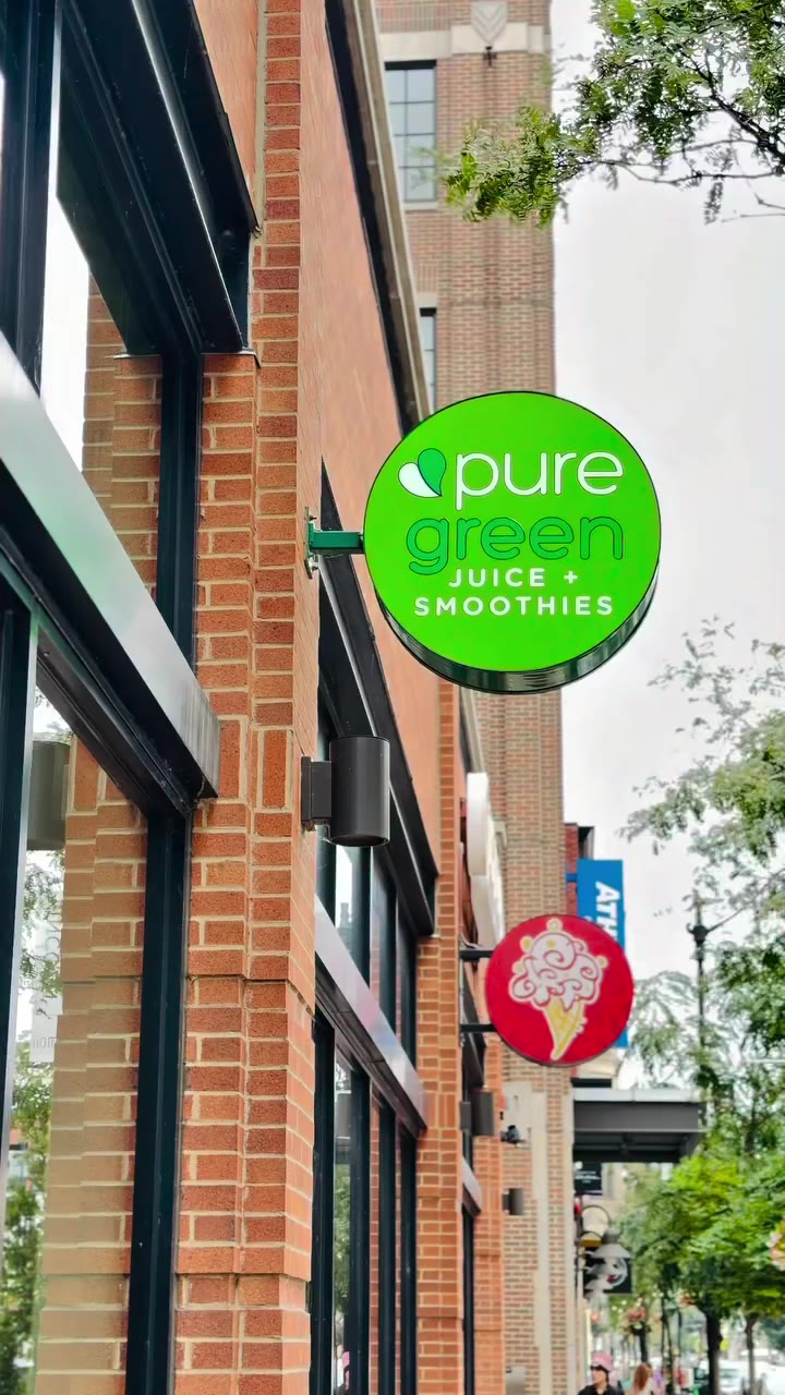 Chicago, I just found your new favorite juice bar 💚👀✨ @puregreenchicago…