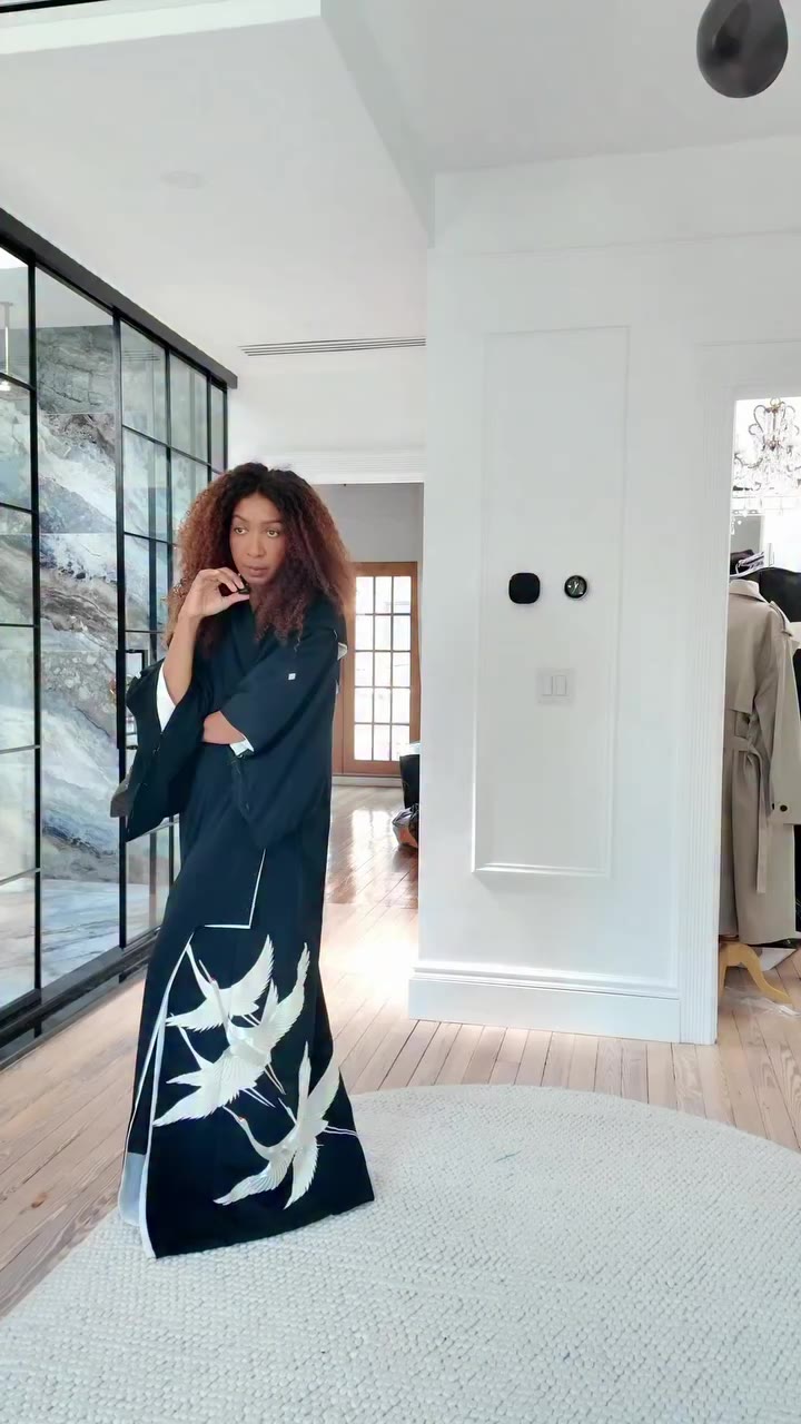 Proof that autumn and heels can get along? 🍂 @juneambrose @naturalizer…