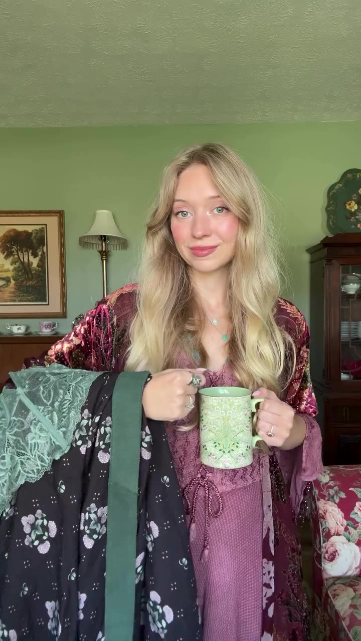 Black, green, pink, and floral for today’s look. 🖤🌿🌸 If you’ve been…