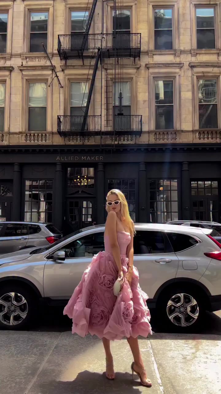 Spotted in New York: a little too dressed up, exactly as intended ✨…