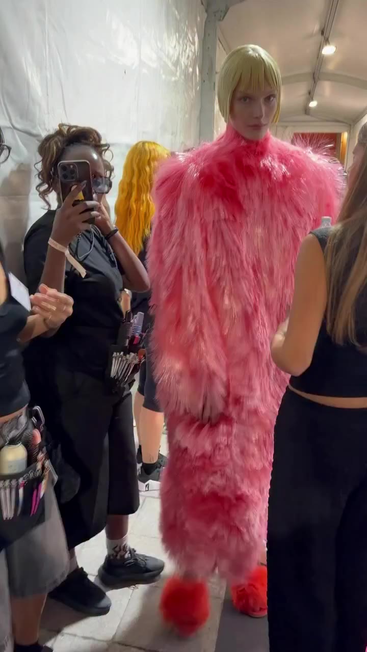Bob? Yes it’s giving bob! Découvrez #AlexConsani en backstage de #VogueWorld…
