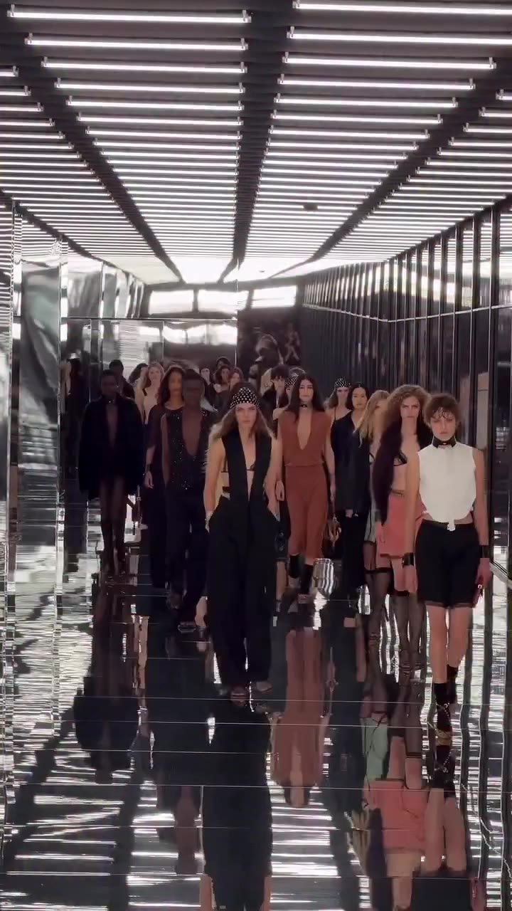 La collection printemps-été 2027 @Fendi par @MariaGraziaChiuri en 30 secondes…