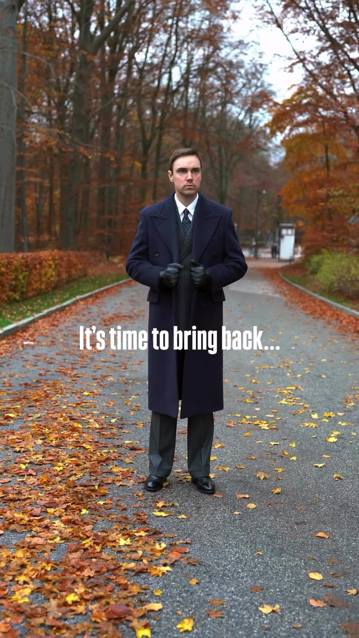 It’s time to revive the long overcoats! 🧥🍁I’ve never been a big fan of the…