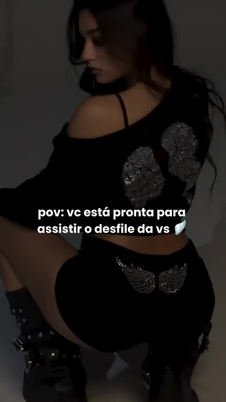 Ainda disponível em nosso site os looks com aplicação de strass! Moletom…