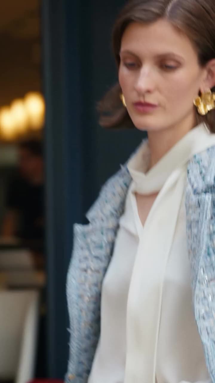 L’ALLURE PARISIENNE, ENTRE TWEED ET NONCHALANCE. — THE PARISIAN STYLE, A BLEND…