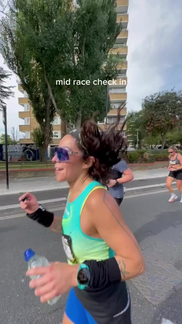 vibe check at 16km 🫡 #sauconyrunshoreditchhalf #shoreditchhalf