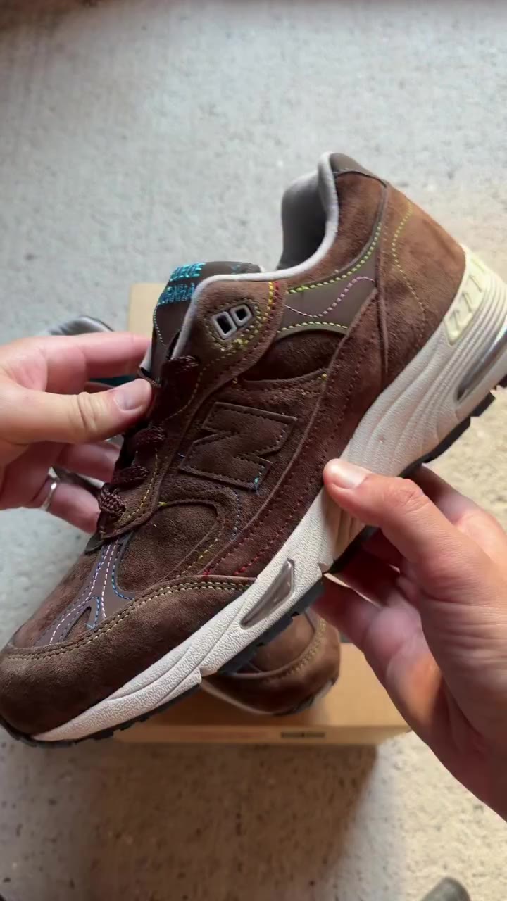 • Unboxing the Bleue Burnham x New Balance 991v1 Limited to 240 pairs.