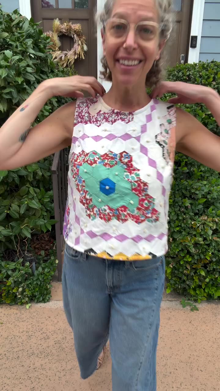 Love this riff on a Grandmothers’ Flower Garden in diamond shapes with diamond…