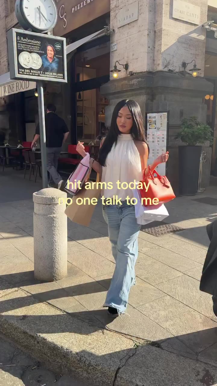 My type of workout 🛍️ - - - - #workout #shopping #armworkout #milan #relatable