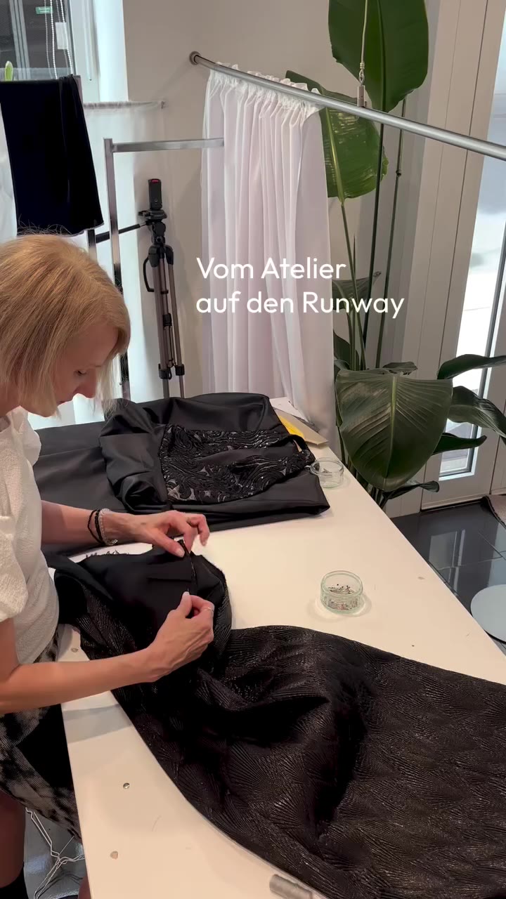 Erst lag der Stoff auf meinem Arbeitstischim Atelier. Dann kamen Schnitte…