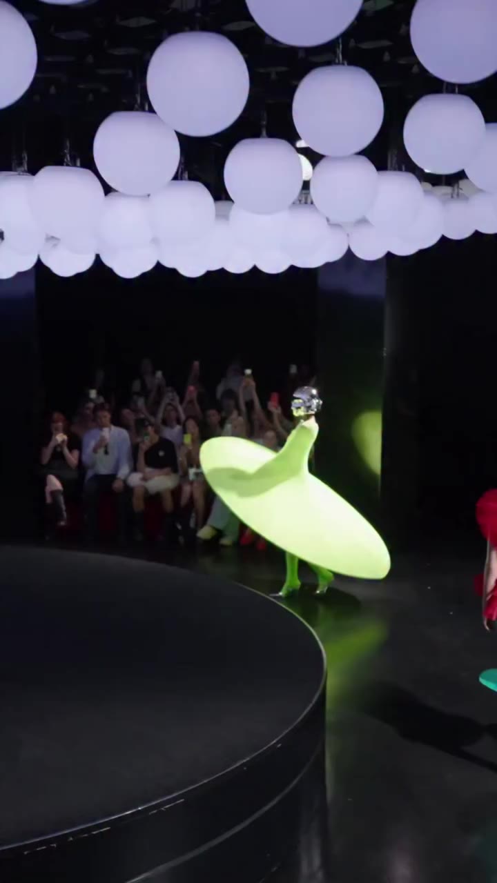 Bad Binch Tong Tong NYFW SS27 UFO is here but make it fashion 🛸 @HEIDI_337…