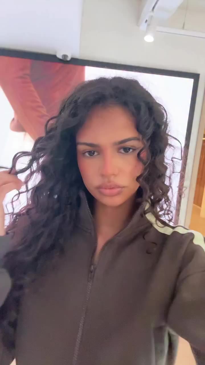 haltet mich auf #curlyhair #outfit #model