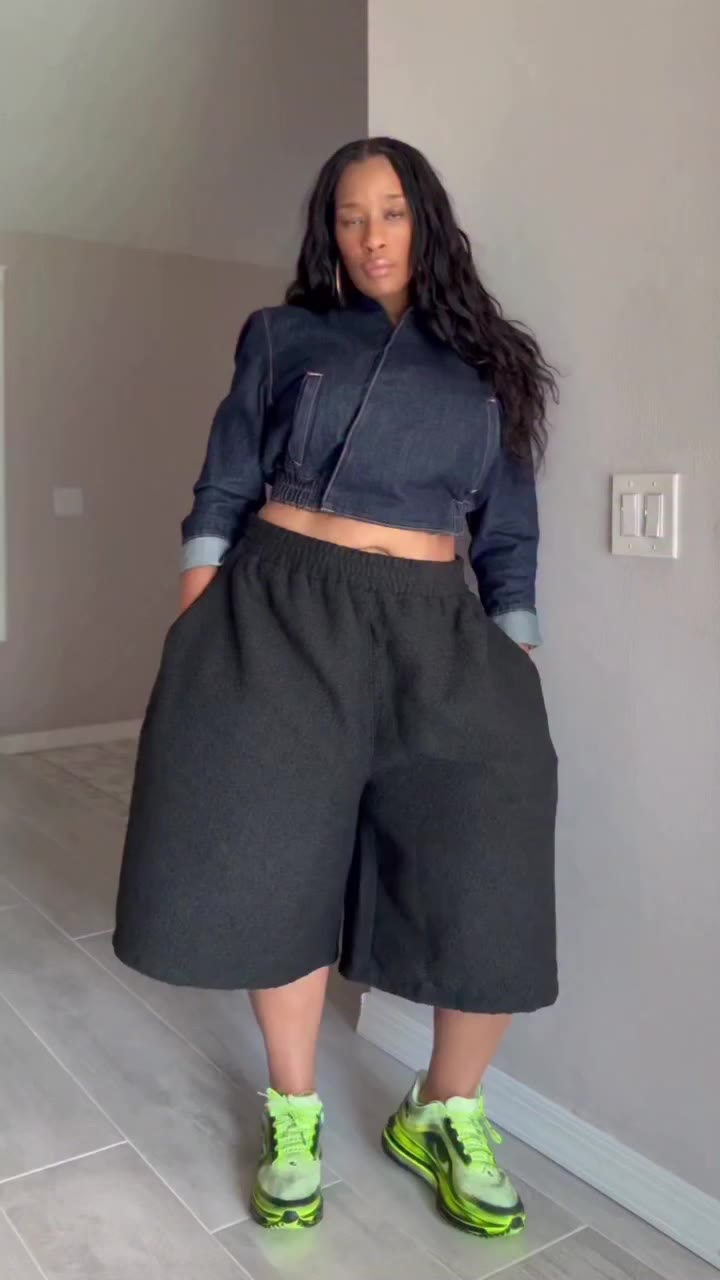 It’s small tops and big pants all season 😌 Top: @zara Shorts: @fredericksctt…