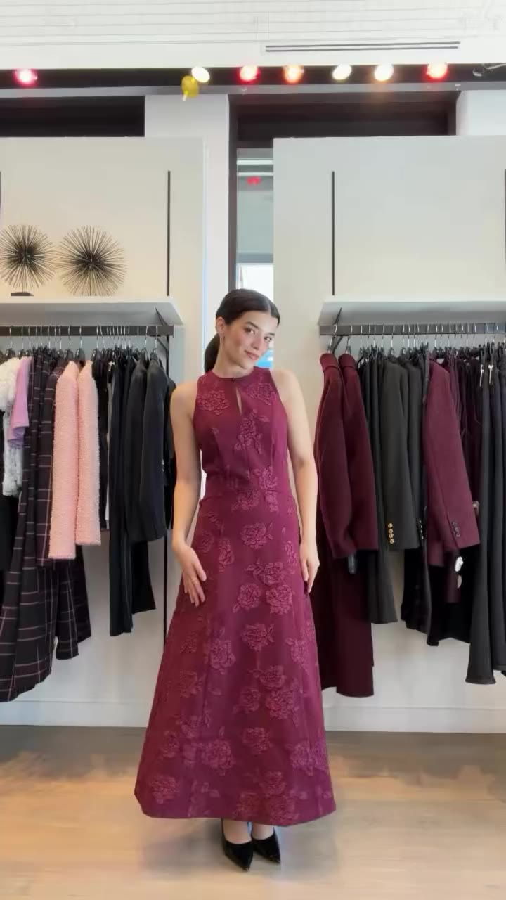 For her final ROTATE look, Aya takes gala dressing in a more romantic…