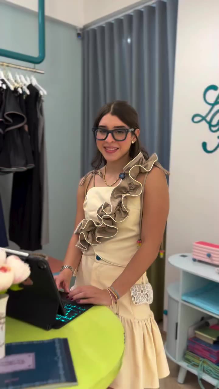 Una clienta muy querida nos pidió que la ayudáramos a crear los outfits para…