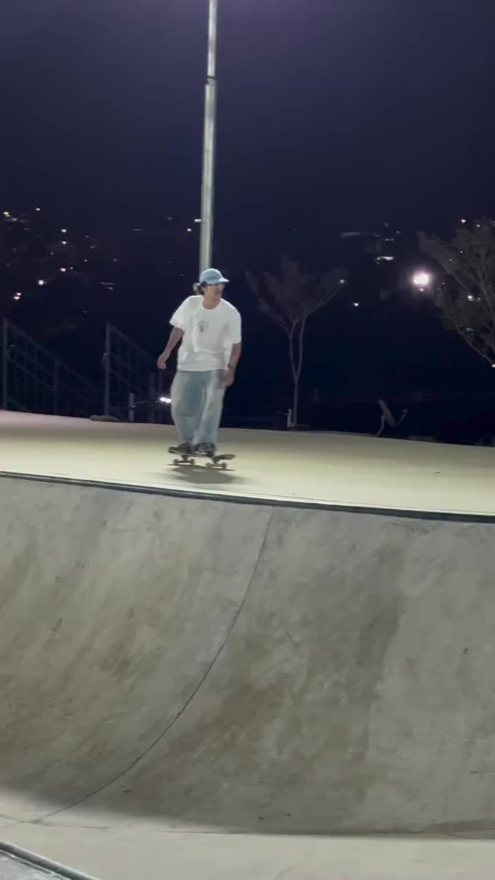 Andar de skate usando a criatividade é outra história! @luquinhaskt_ mandou…