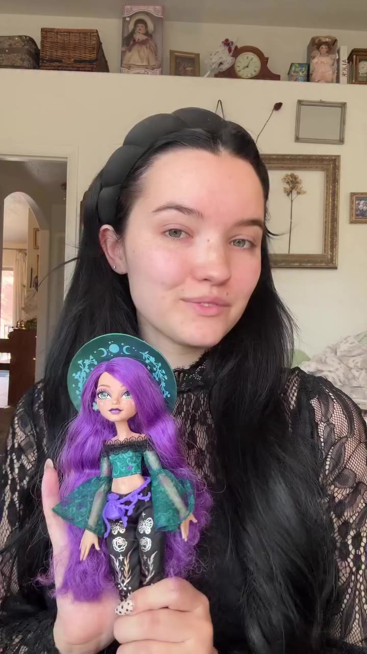 Turning myself into Willow Thorne from @monsterhigh ‘s new Moonspell Magic…