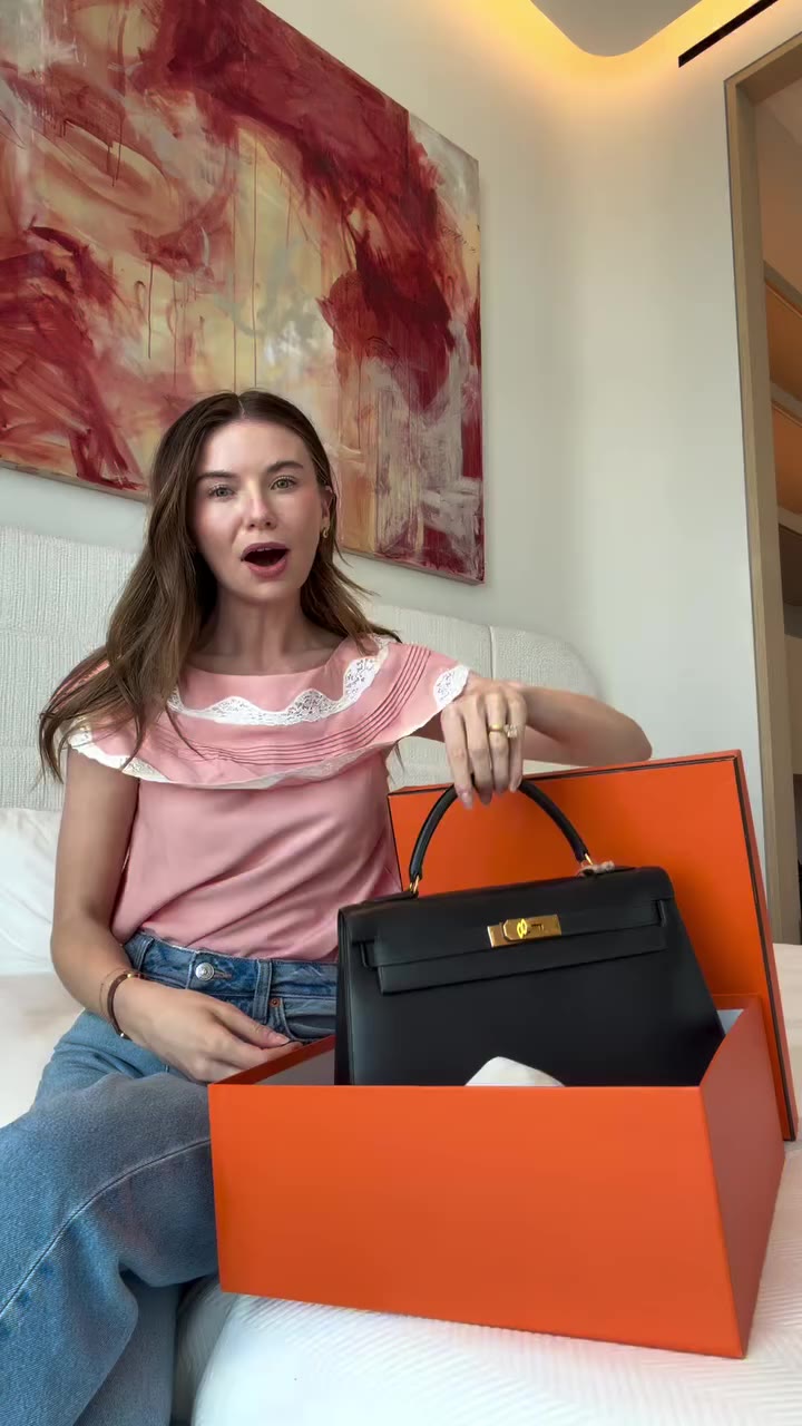 I’M GIVING AWAY A HERMÈS KELLY. Completely free. 🖤 Yes, really. One of you is…