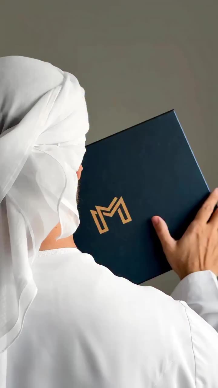 ‏‎نقدم لكم شنطة اللابتوب الأنيقة باللون الكحلي 🔷💼 ‏‎مع طبعة الـ M الكلاسيكية…