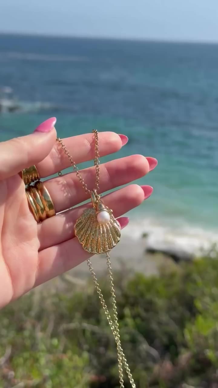 First day of Fall in the Capri Shell Necklace. 🐚 Discover yours now on the…