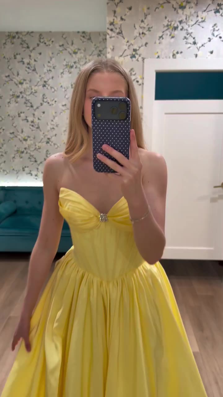 this is your sign to book a prom appointment and find your dream dress🩷 link…