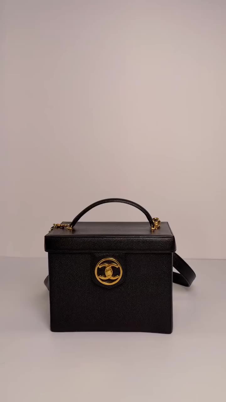 Yes to this vintage Chanel Vanity Case 🖤 Head to the link in bio to shop…