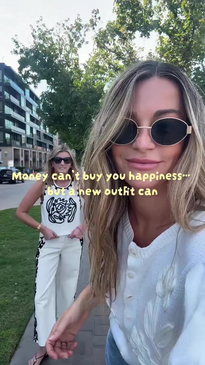 Come hang out with us @esther_penn 🛍️🛍️ nothing makes you feel better than a…