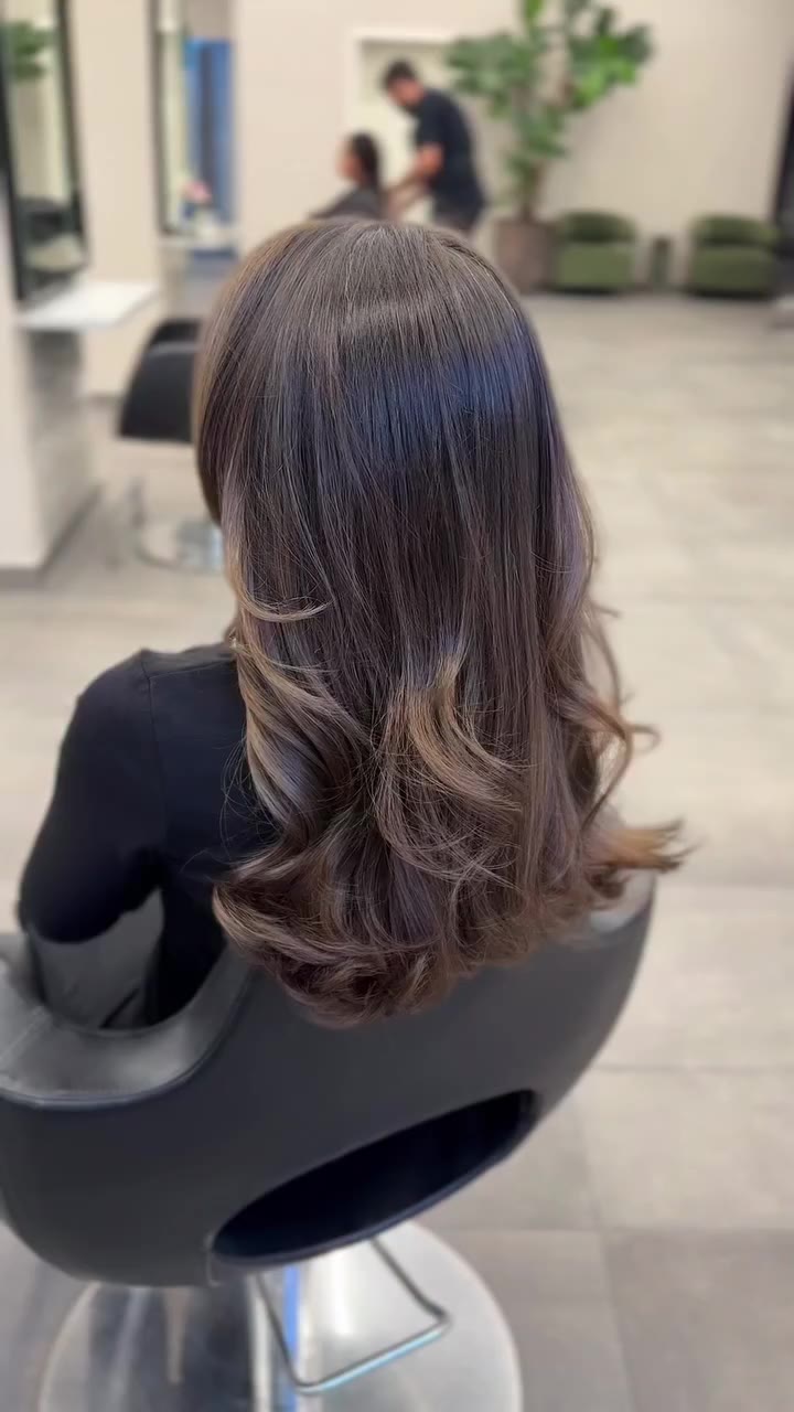 Soft dimension, seamless blends & glossy brunette 🤎#byhuelya #friseurinberlin…