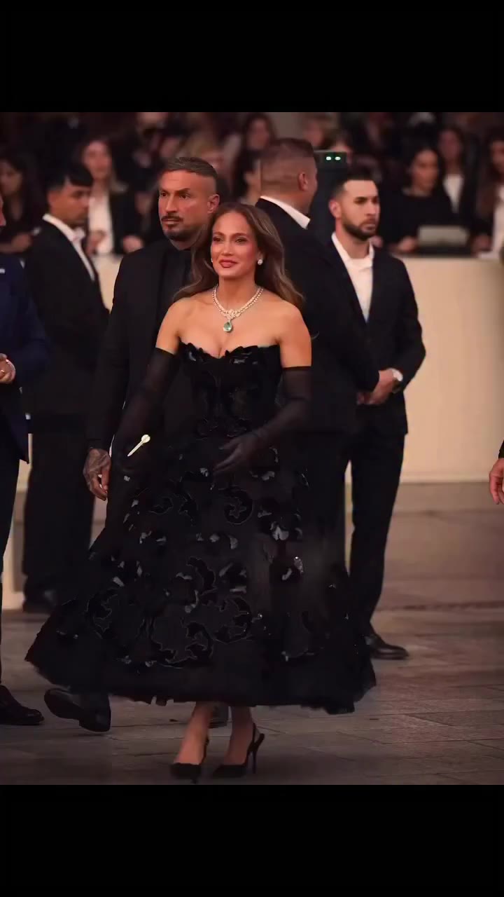 JENNIFER @jlo x @voguemagazine x @milanfashionweek || Makeup by ERNESTO…