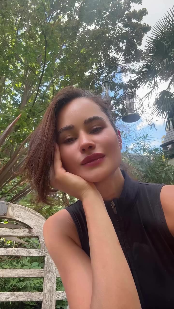 Aprendendo a amar cada vez mais a minha própria companhia. ❤️ Ir ao cinema…