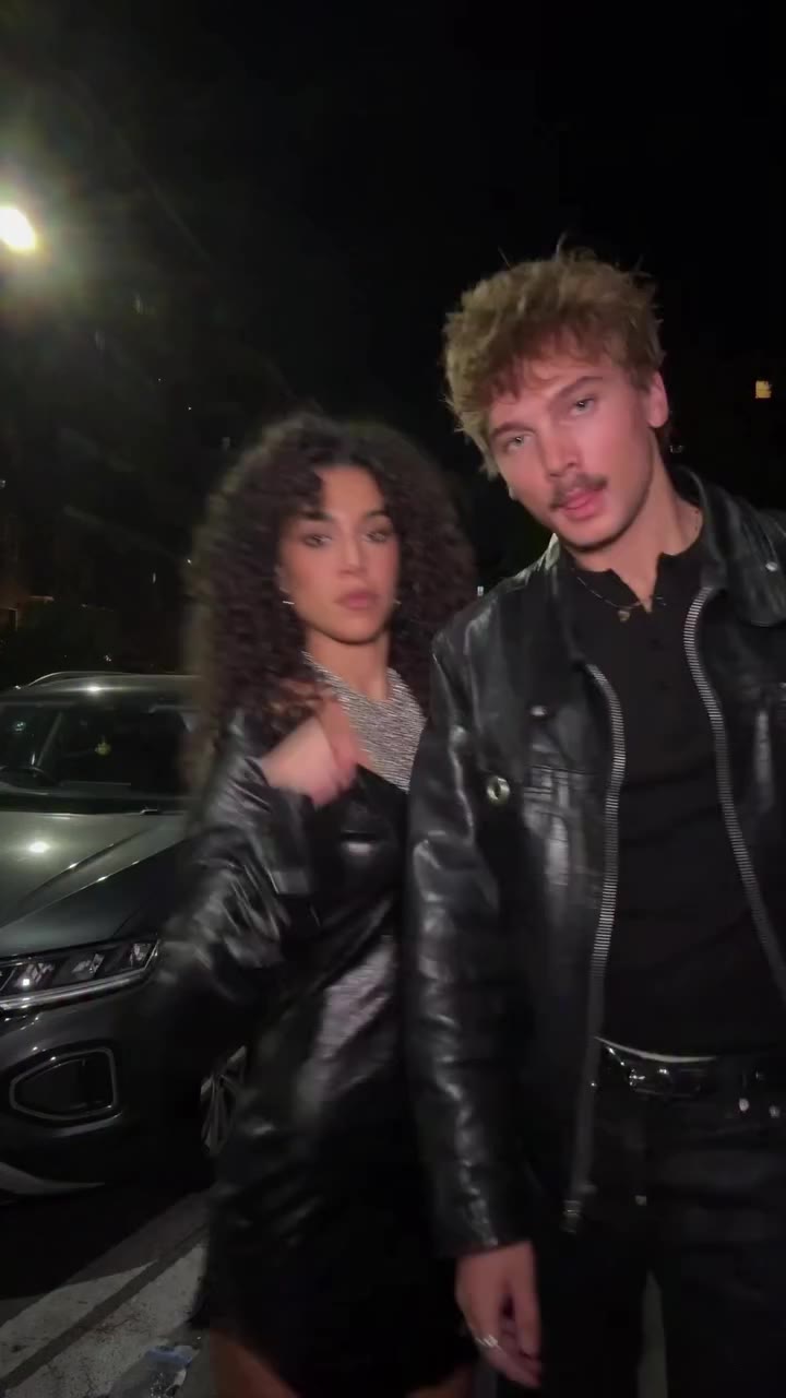 Colorati solo i calzini - - - - - #fashion #couple #inspo #allblack