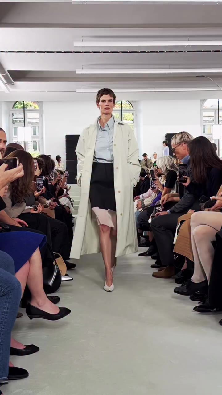 Can minimalism be dopamine dressing? @jilsander Spring/Summer ’27 proves yes…