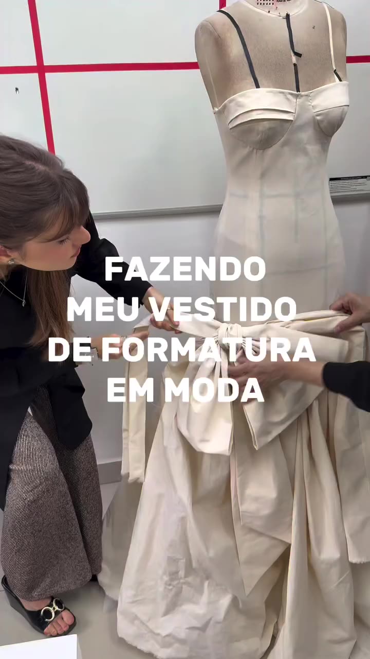Primeira prova do meu vestido de formatura com @aya_oficial 🎀 Ps: Quero saber…