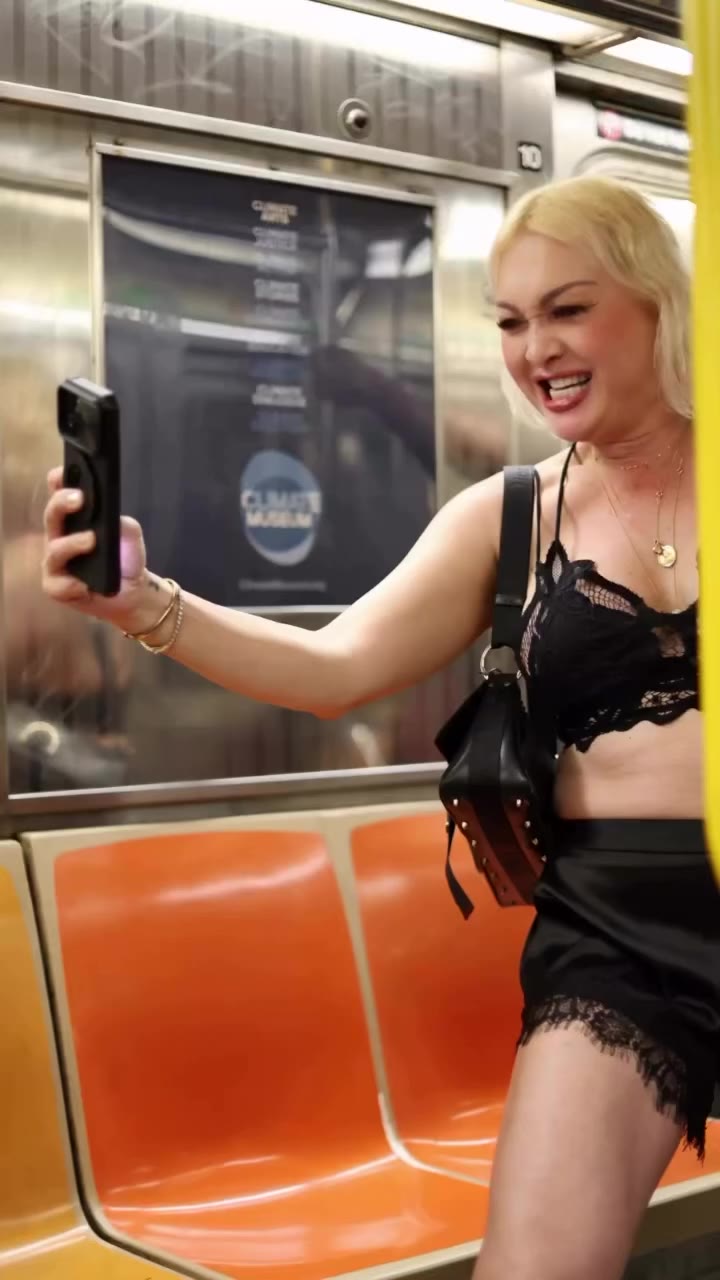 NEW YORK NIGHT 📸 @m3studios_ #newyorkcity #subway #nightlife #lifestyle #love