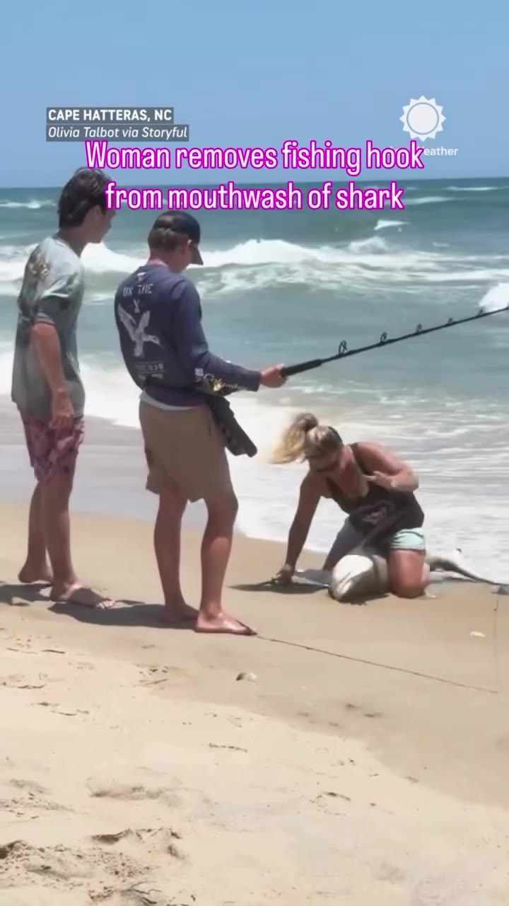 A tense moment at Cape Hatteras, North Carolina, turned into an incredible act…