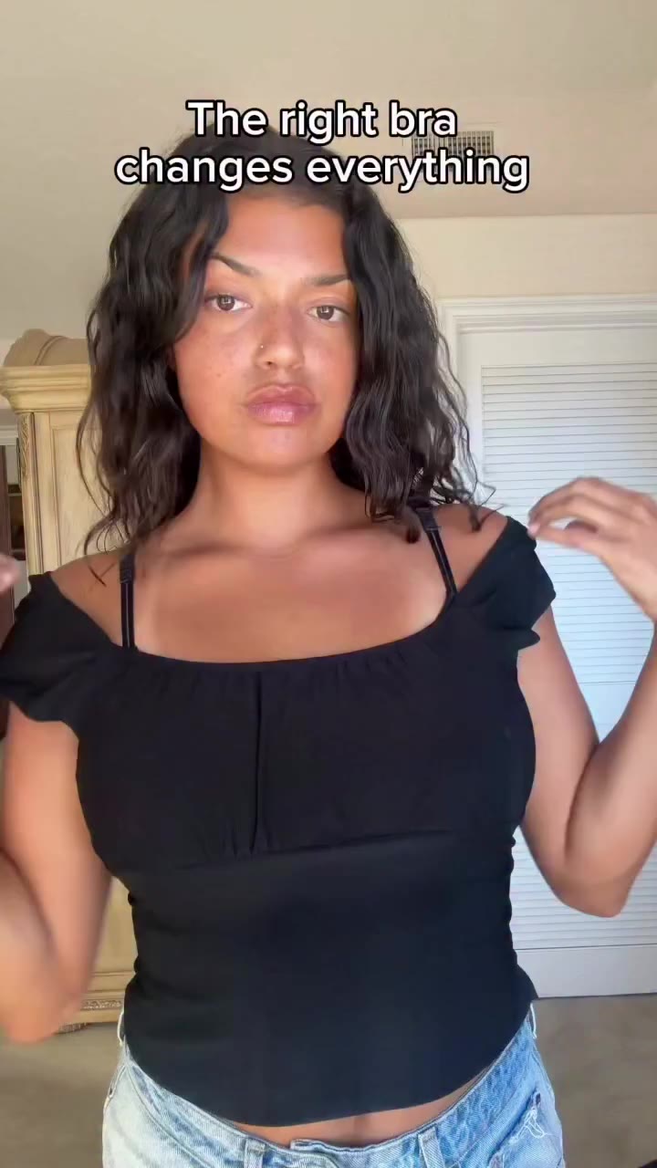 More reason to buy off-the-shoulder tops 🤍