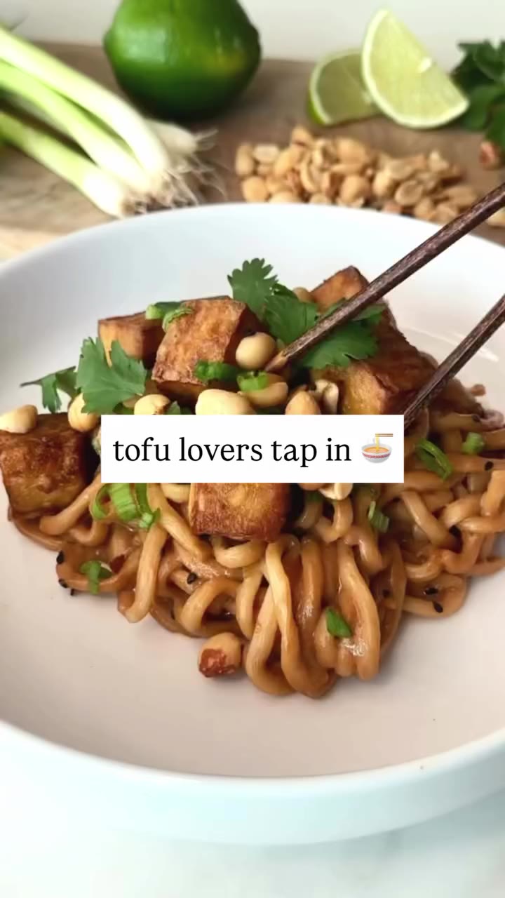 Proof tofu isn’t boring 🙌🏻 These vegan spicy peanut noodles bring creamy…